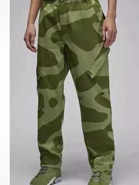 NIKE JORDAN ESSENTIALS CHICAGO CARGO PANTS Green Camo Baggy
